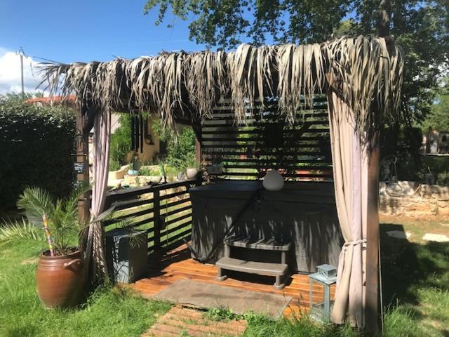 La Brindille Petit Mas Provencal Meuble De Tourisme 3 Etoiles 2-3 Personnes 1 Piece 30 M2 Tout Confort Lisiere Foret Jardin Jacuzzi Piscine Saint-Paul-en-Forêt エクステリア 写真